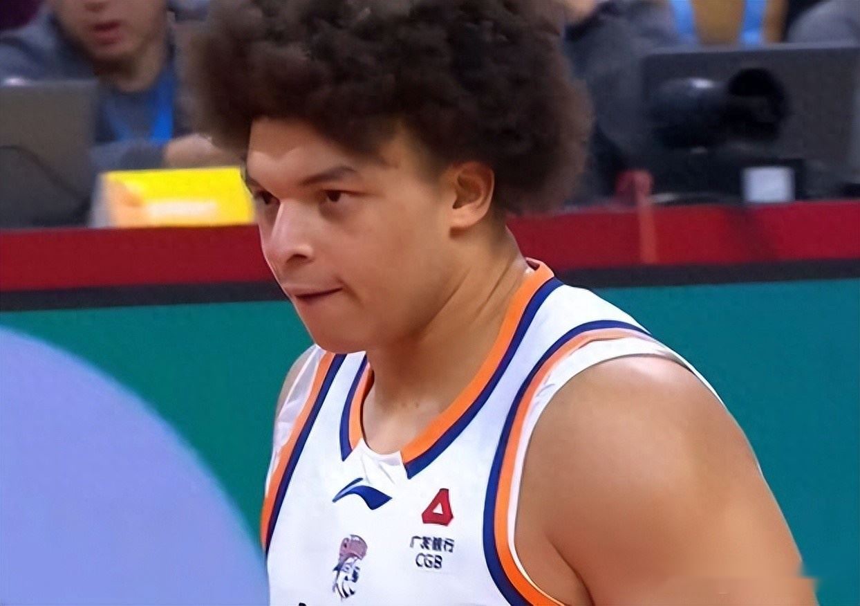 开局就打爆广东队，2节领先24分，NBA篮板王抢14板，胡明轩又挨骂